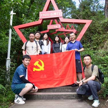 上海海华永泰与浙江鑫目律师事务所联合举办红色徒步活动，共庆七一党建